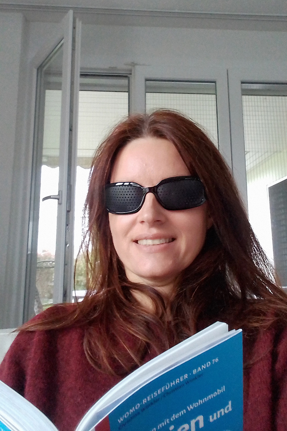 Gabriela Häni trägt eine retikuläre Brille